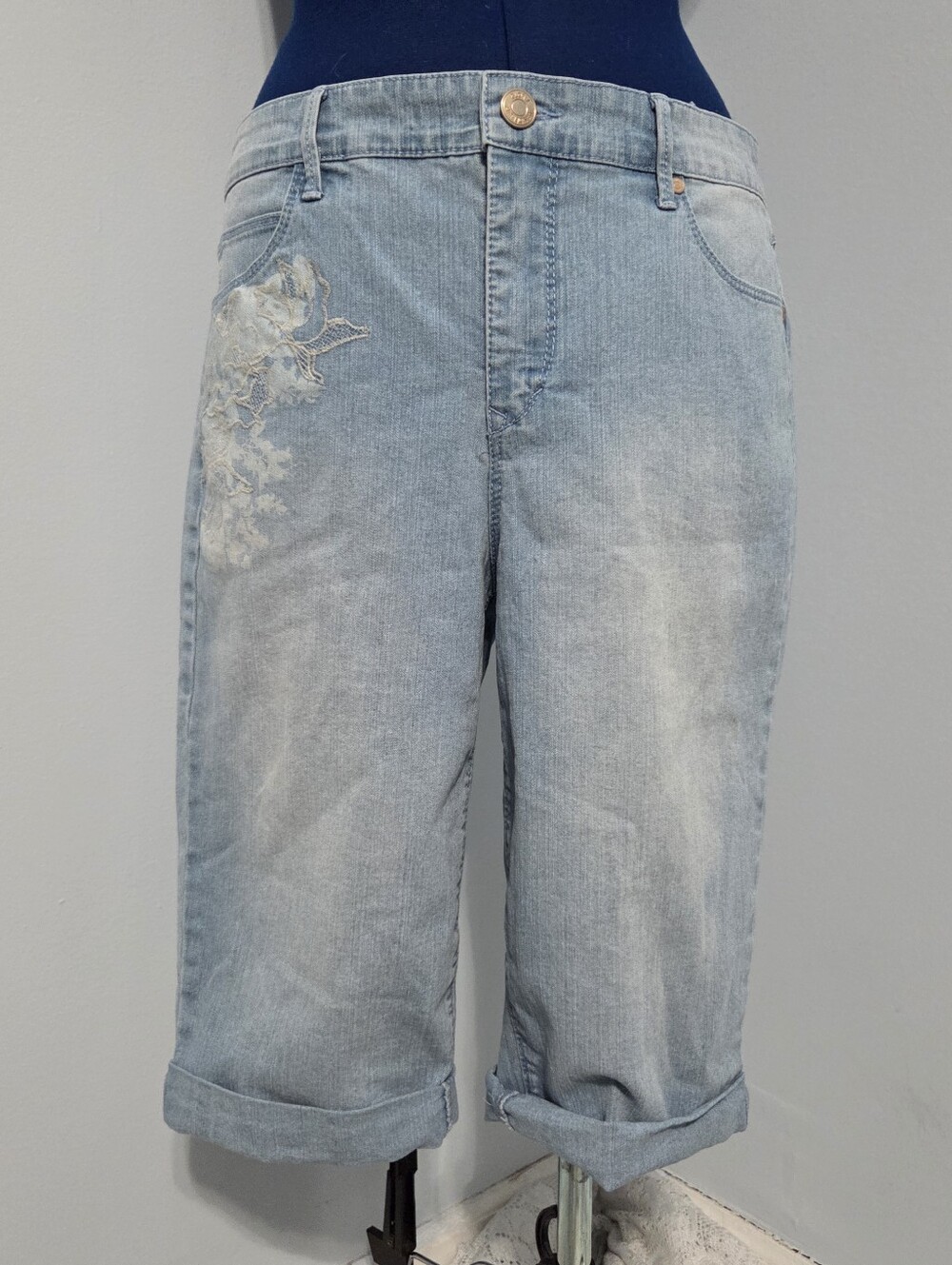 Y2K Lightwash Embroidered Jorts Size 10